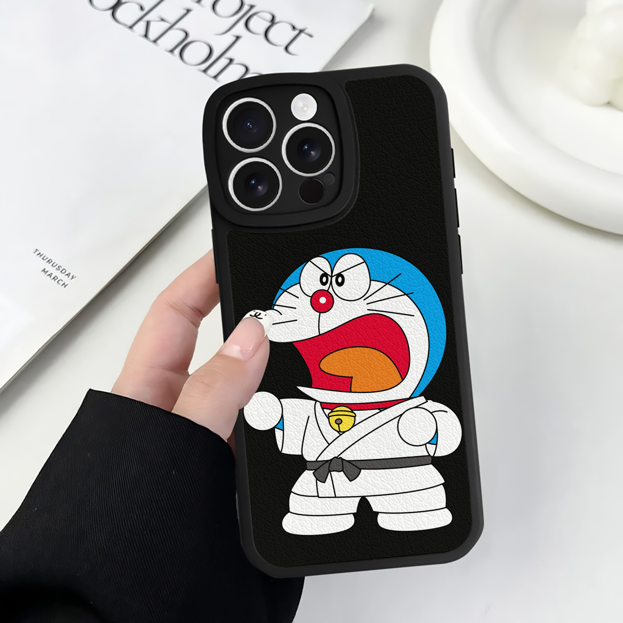 （画像用） ドラえもん Doraemon 【iPhone 16シリーズ対応】シリコンスマホケース（レザー調） 材質：シリコン